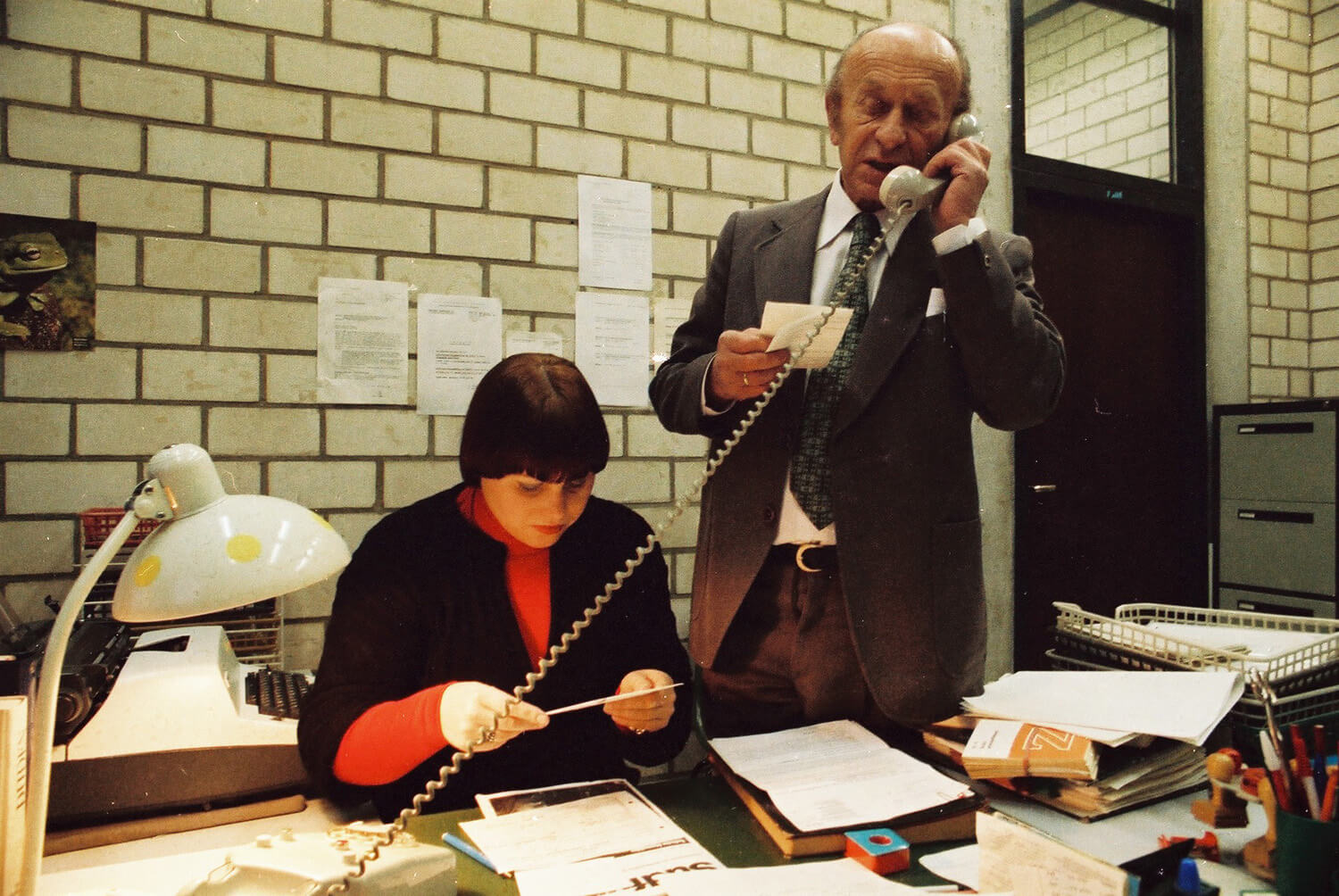 Leo Kofler mit seiner Sekretärin an der Ruhr-Universität Bochum, 1970er Jahre